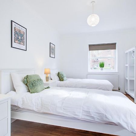 Stylish Two Bedroom Apartment With Free Parking! Romford Luaran gambar