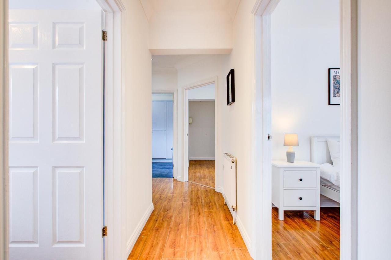 Stylish Two Bedroom Apartment With Free Parking! Romford Luaran gambar