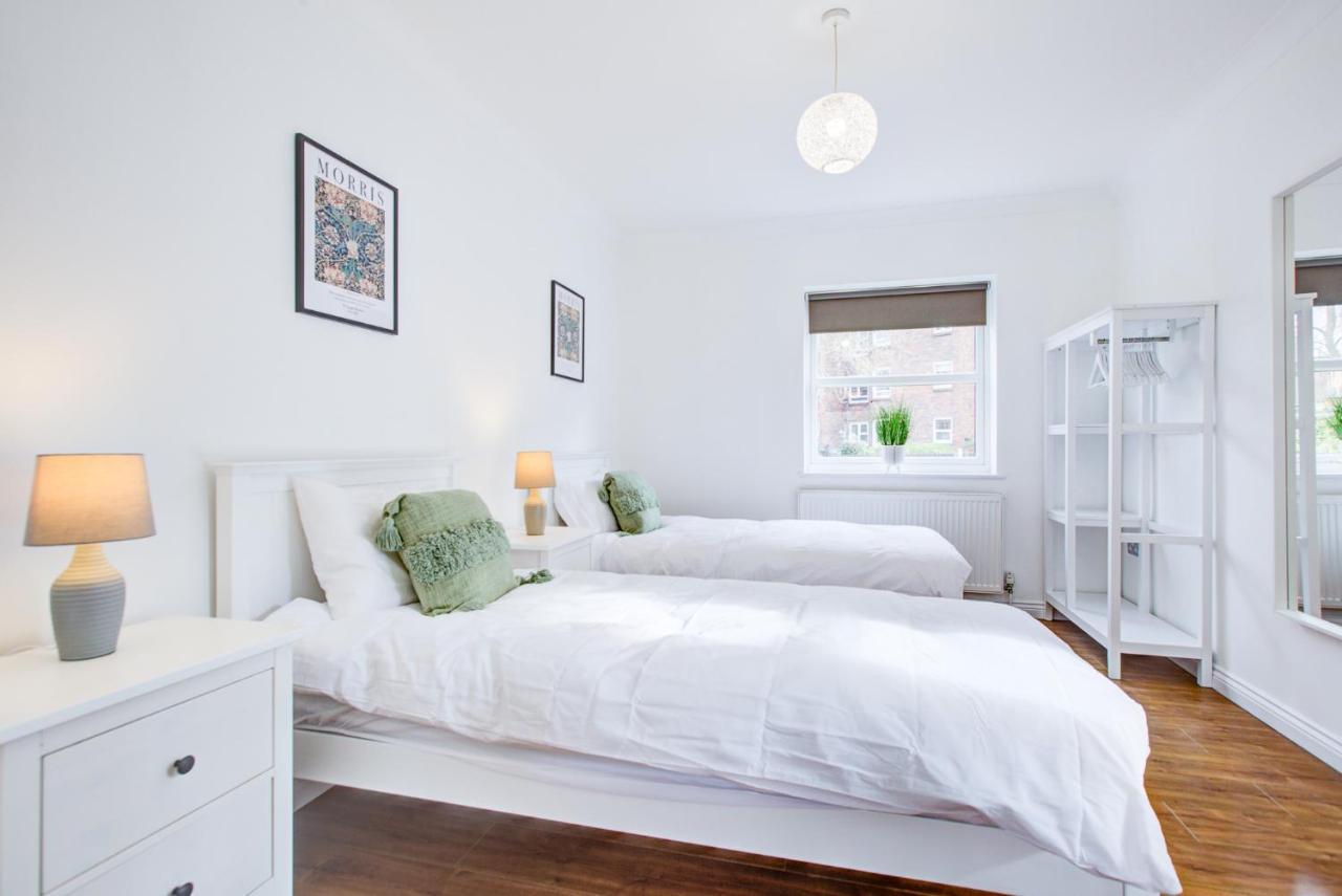 Stylish Two Bedroom Apartment With Free Parking! Romford Luaran gambar