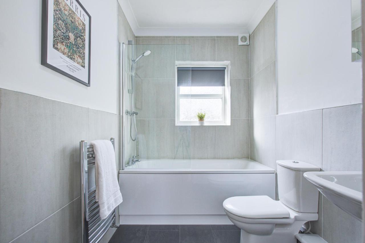 Stylish Two Bedroom Apartment With Free Parking! Romford Luaran gambar