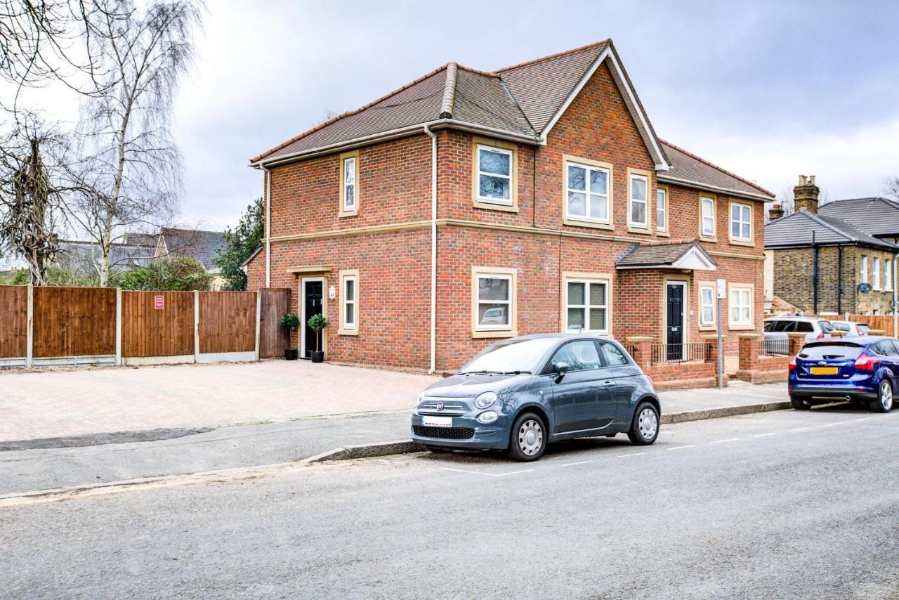 Stylish Two Bedroom Apartment With Free Parking! Romford Luaran gambar