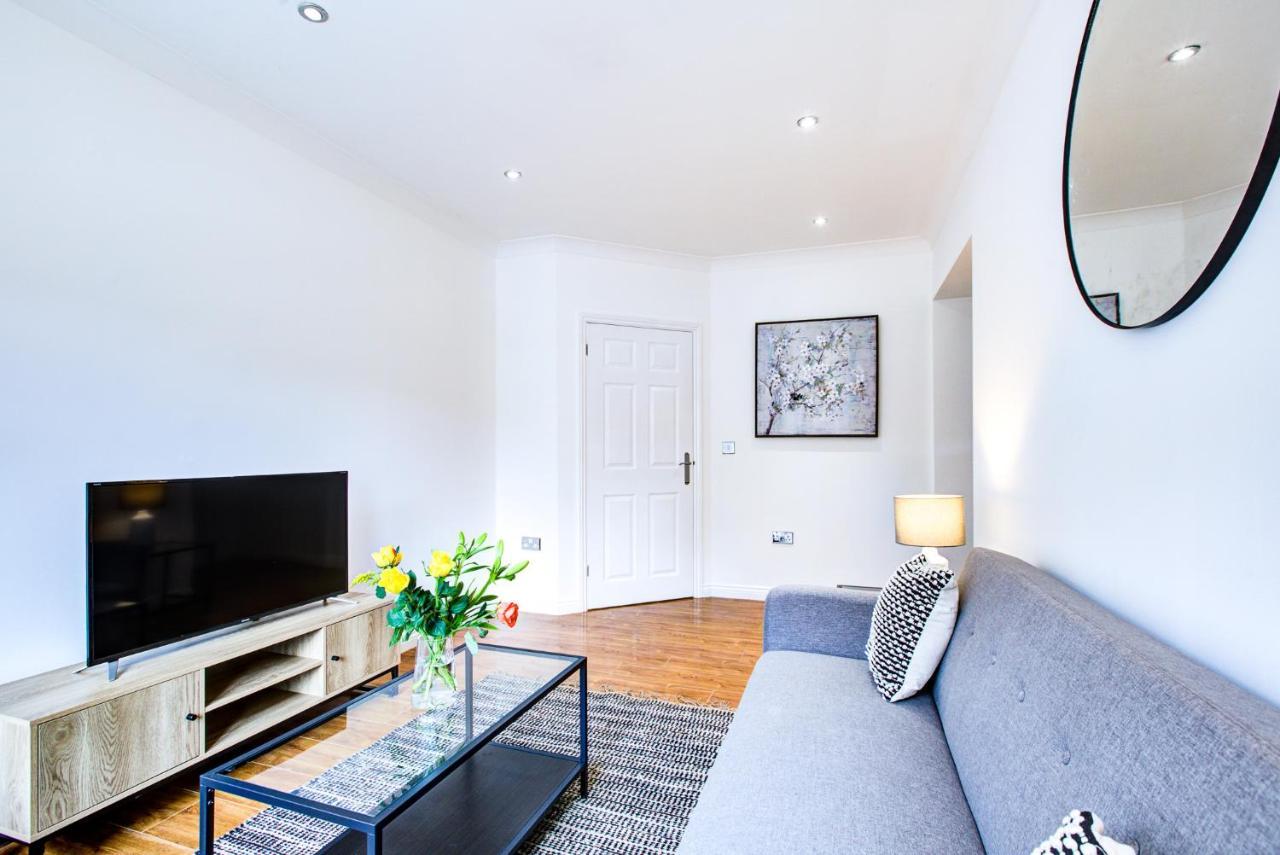 Stylish Two Bedroom Apartment With Free Parking! Romford Luaran gambar